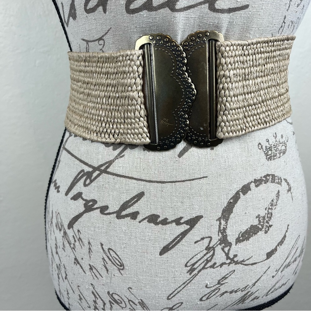 Betsey Johnson stretch straw belt with brushed gold click buckle-scallops